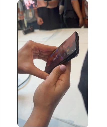 Korean community post, image 2: Someone playing a game on the folded dual-screen phone.