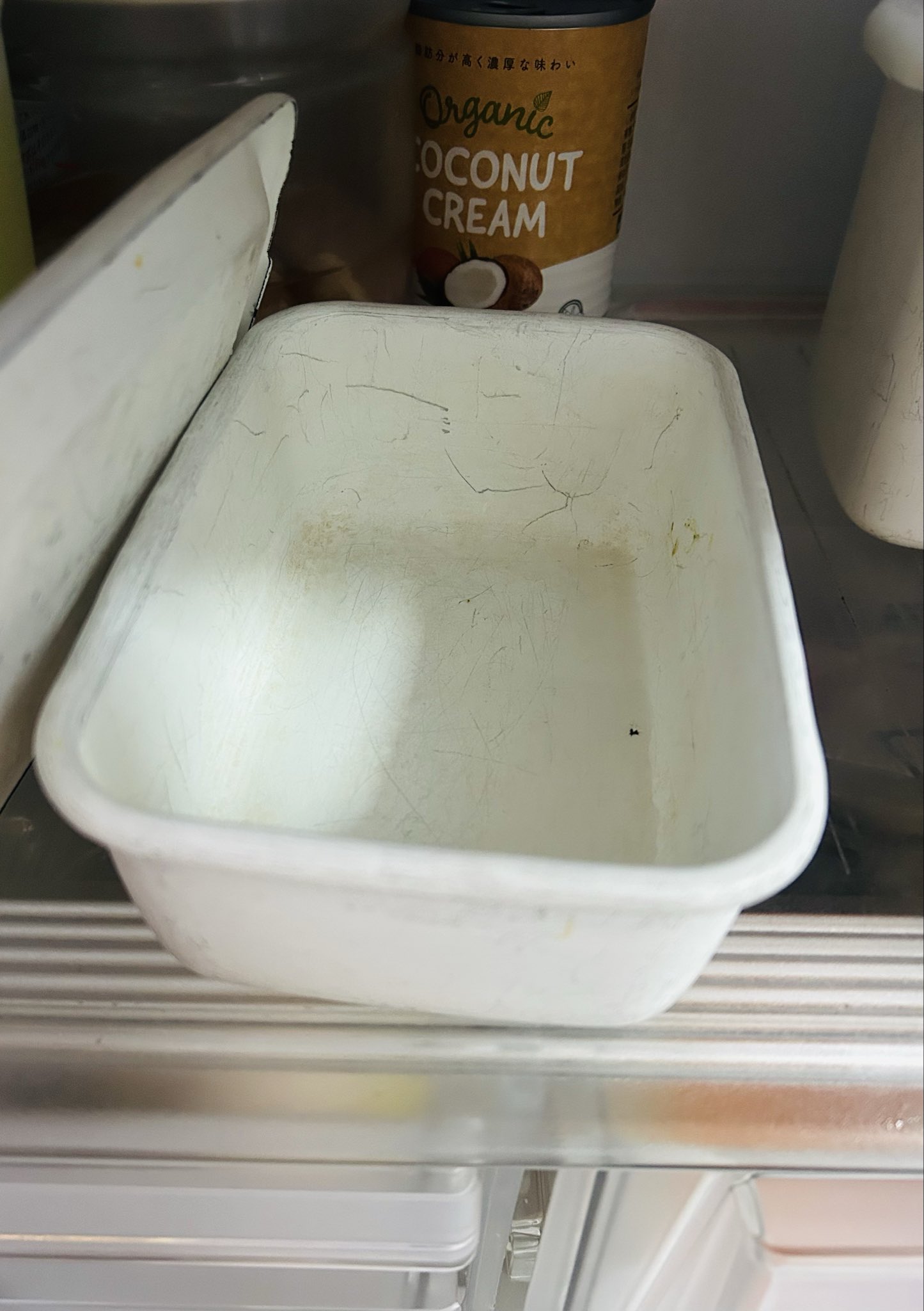 Korean community post, image 4: The same empty container, lid not even put back on.