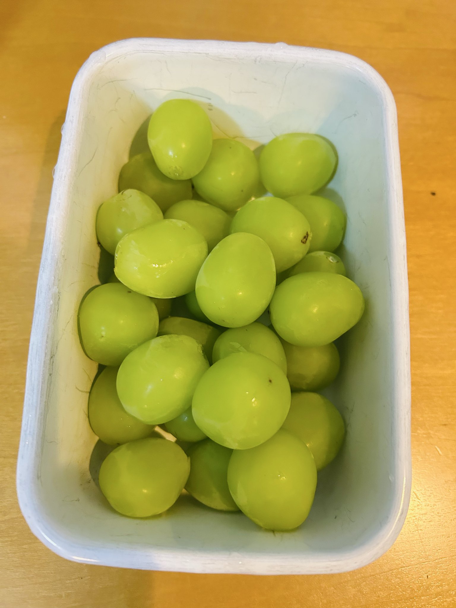 Korean community post, image 2: The Shine Muscat grapes, washed and stacked in their enamel container.