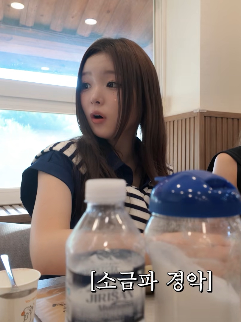 Korean community post, image 3: Her friend just stares, stunned — team salt is not okay with this.