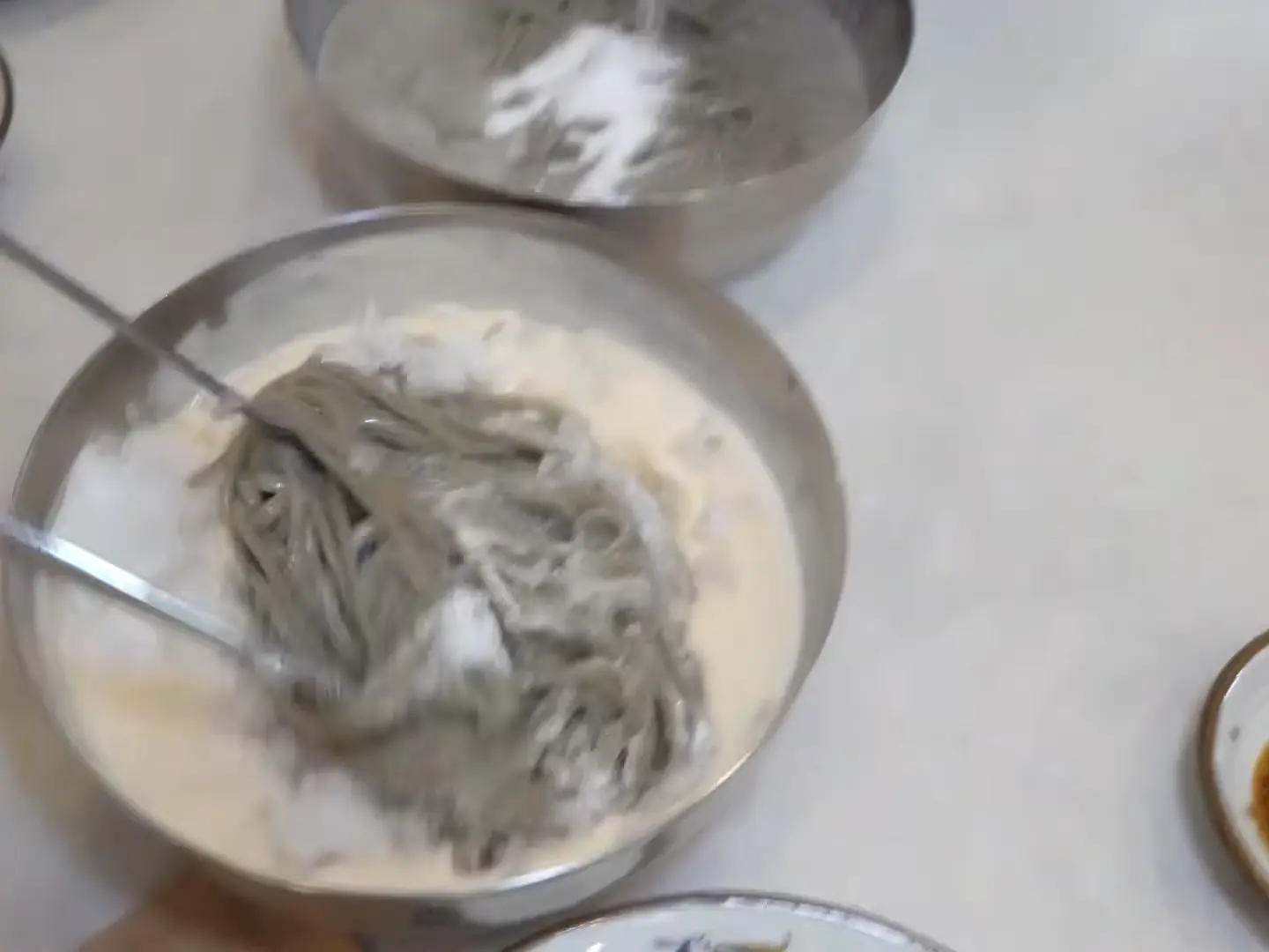 Korean community post, image 2: The noodles, basically buried under a mountain of sugar.