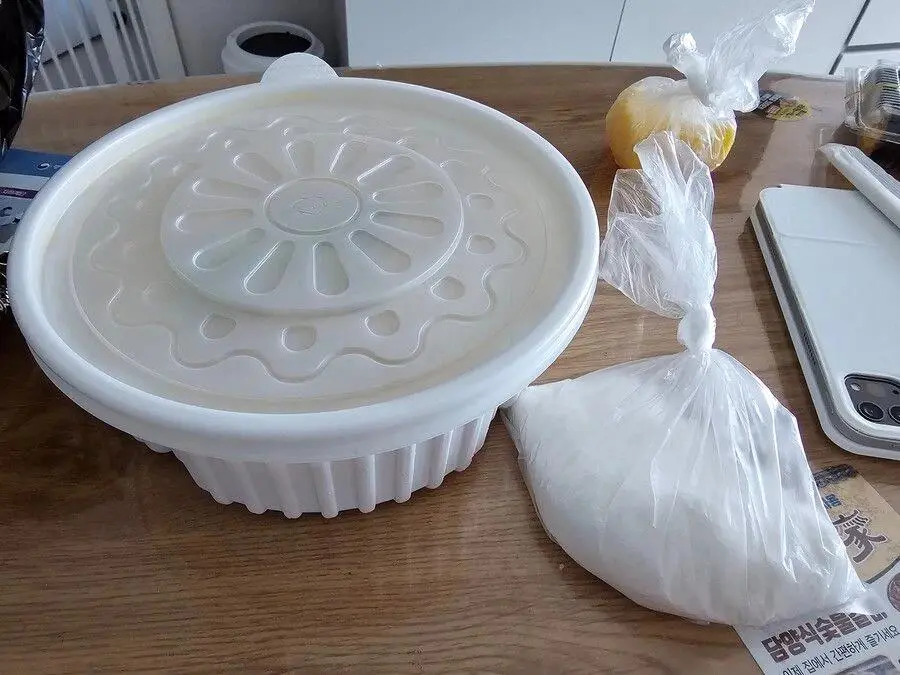 Korean community post, image 4: The takeout order came with its own separate bag of sugar, packed on the side.