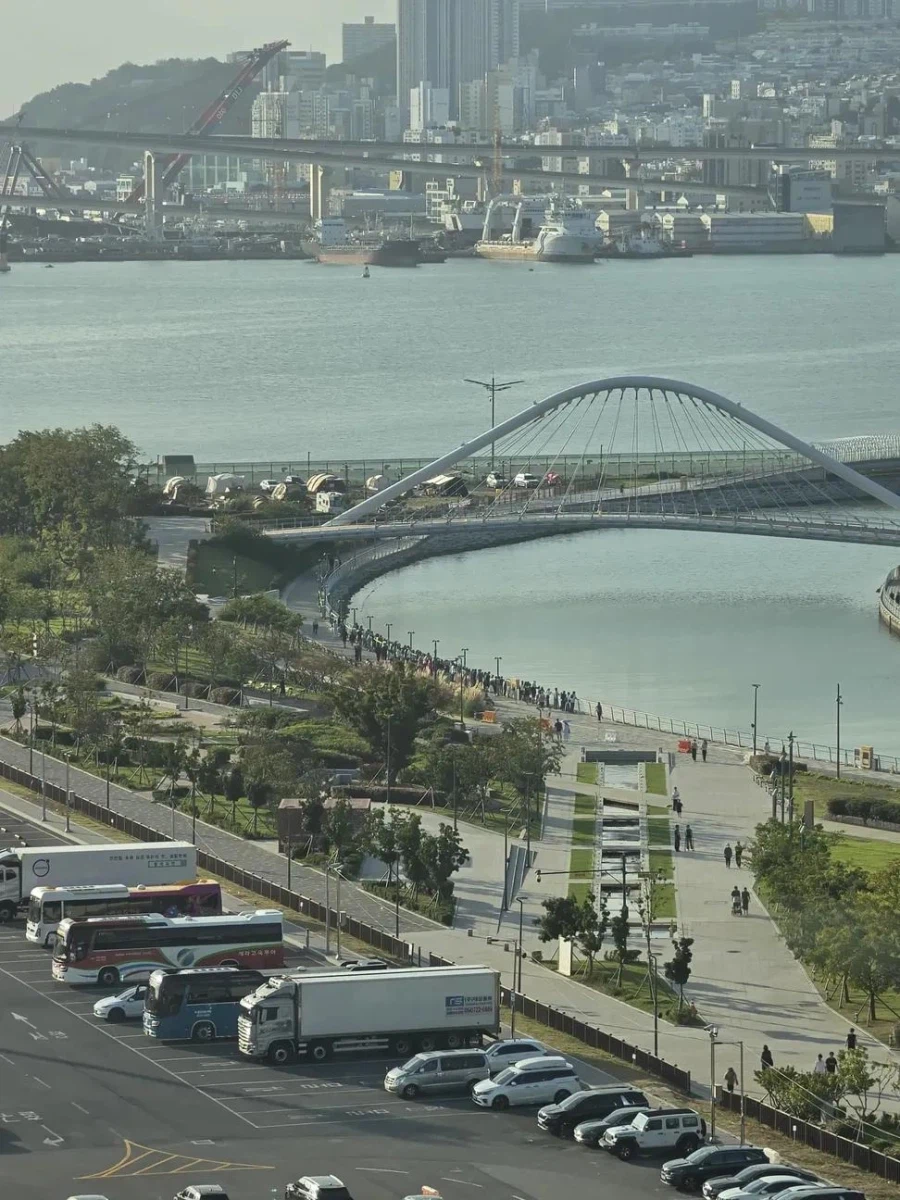 Korean community post, image 3: More people pour in across the bridge.