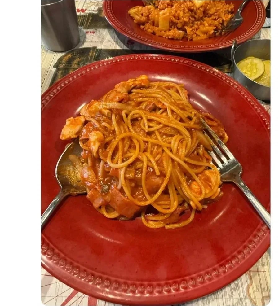 Korean community post, image 2: The 'mountain-sized' pasta: just a normal-looking plate.