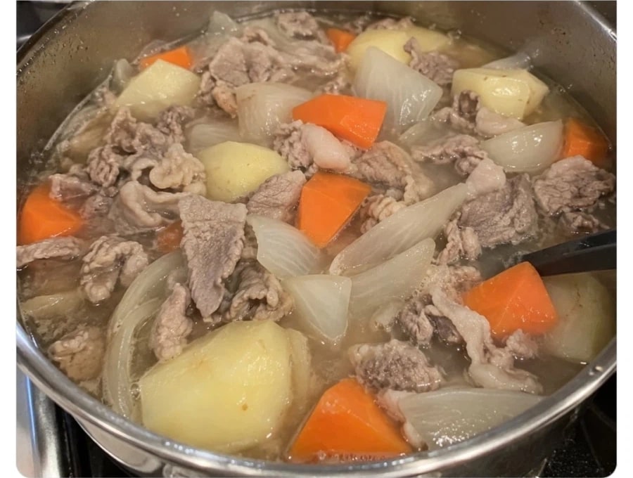Korean community post, image 2: The pot: meat, potato, carrot, onion boiled — but no curry roux added yet.