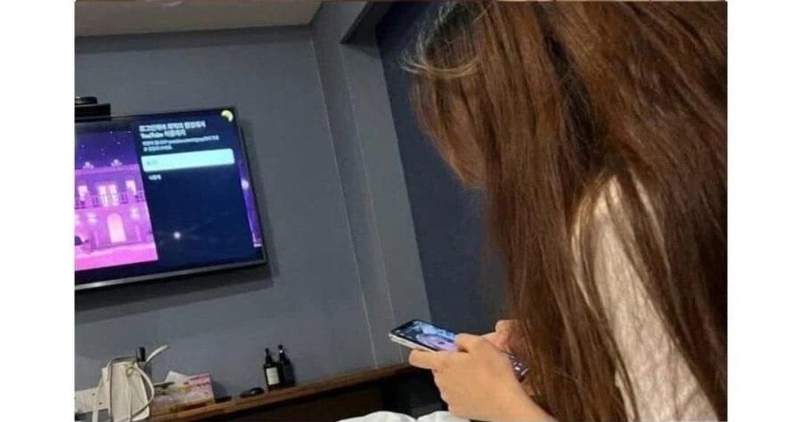 Korean community post, image 2: The girlfriend on her phone, right before the door opens.