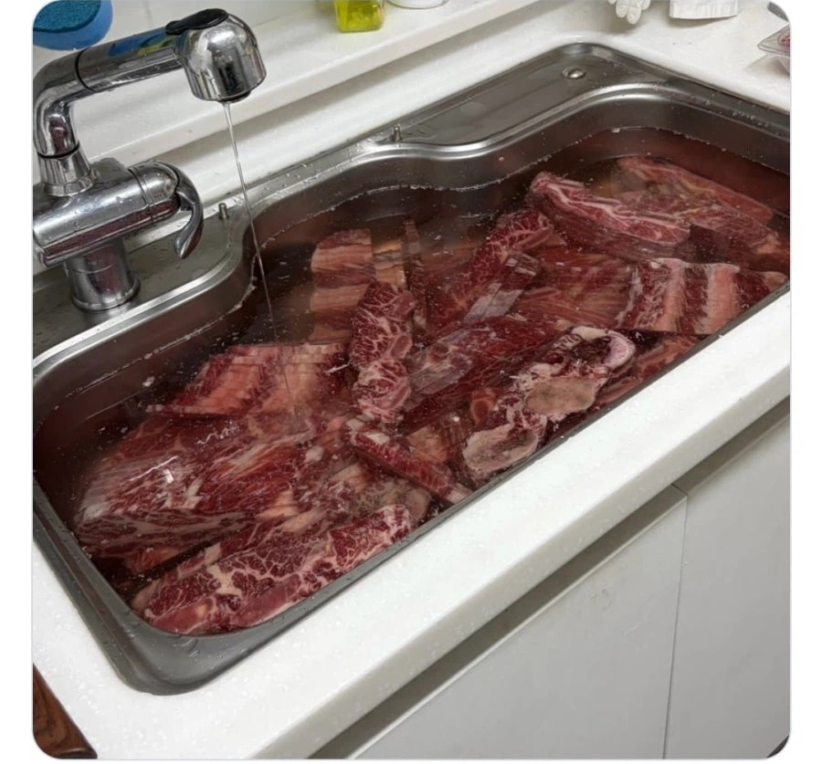 Korean community post, image 2: Ribs soaking to drain the blood, filling the entire kitchen sink.