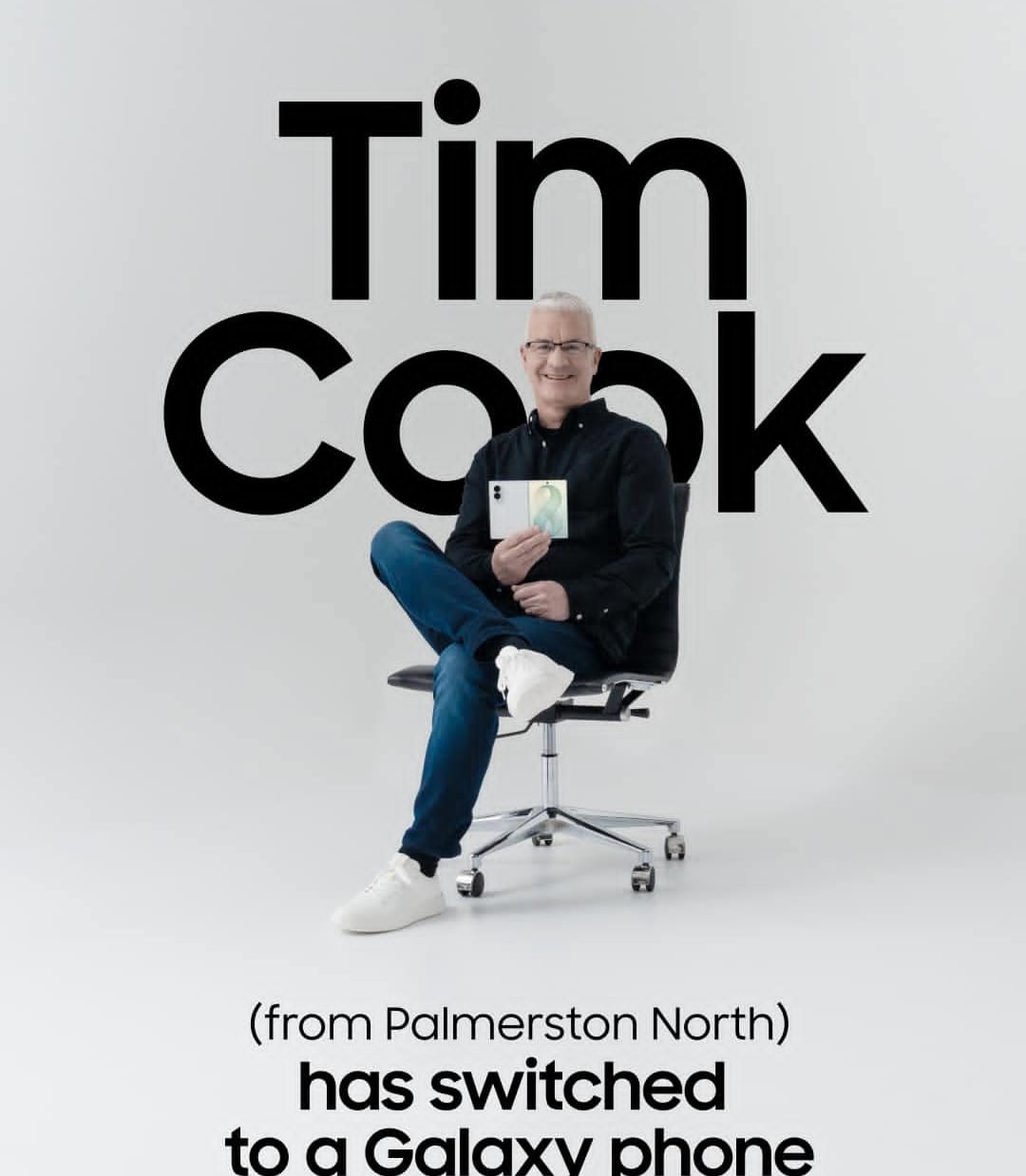 Korean community post, image 2: The 'Tim Cook' in question: an ordinary guy holding a Galaxy Fold.