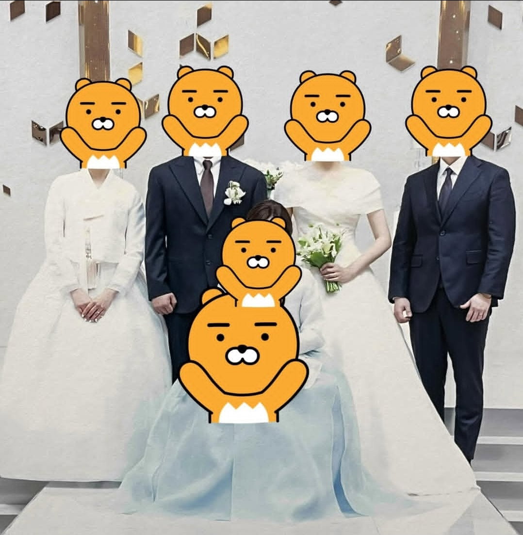 Korean community post, image 2: A close-up of the wedding party — same cartoon bear over every face, but the matching white outfits are the…