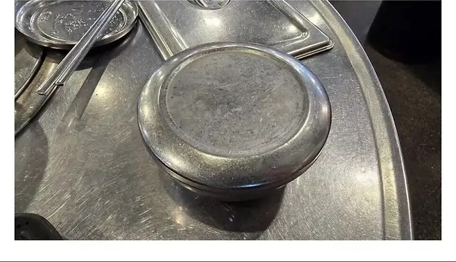 Korean community post, image 2: The hot metal rice bowl that just got him.
