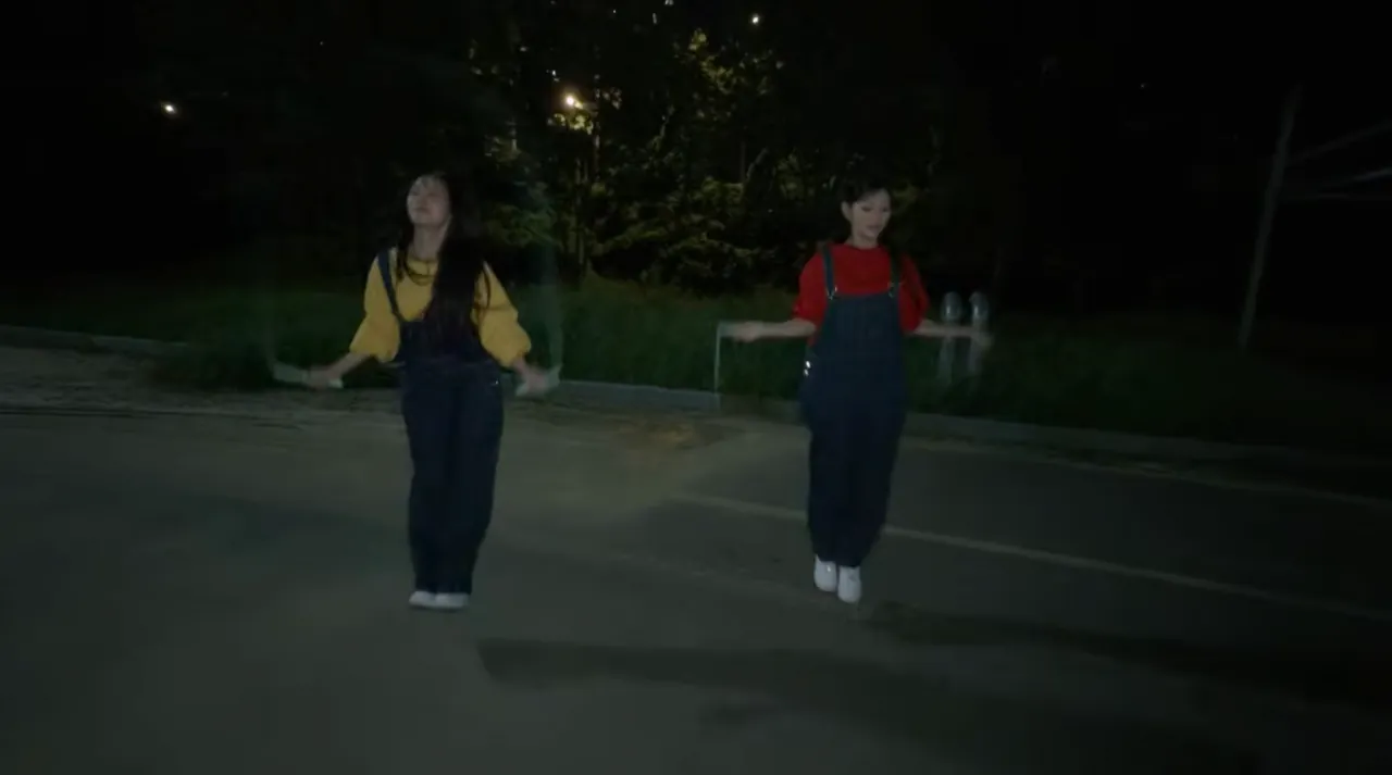 Korean community post, image 2: That night, the two members jump rope outside in the dark, working off the day's workout.