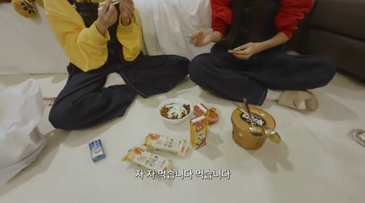 Korean community post, image 3: 'Come on, let's eat, let's eat!' — and out come the instant tteokbokki and snacks.